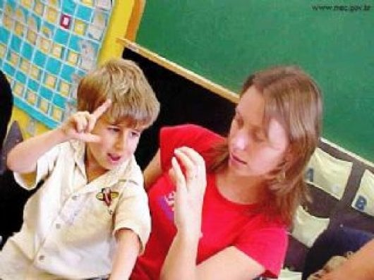 Ensino para alunos surdos: objetivos e características gerais
