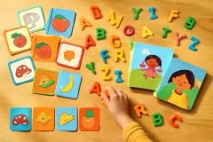 Como montar um kit de alfabetização bilíngue em casa para crianças de 3 a 6 anos