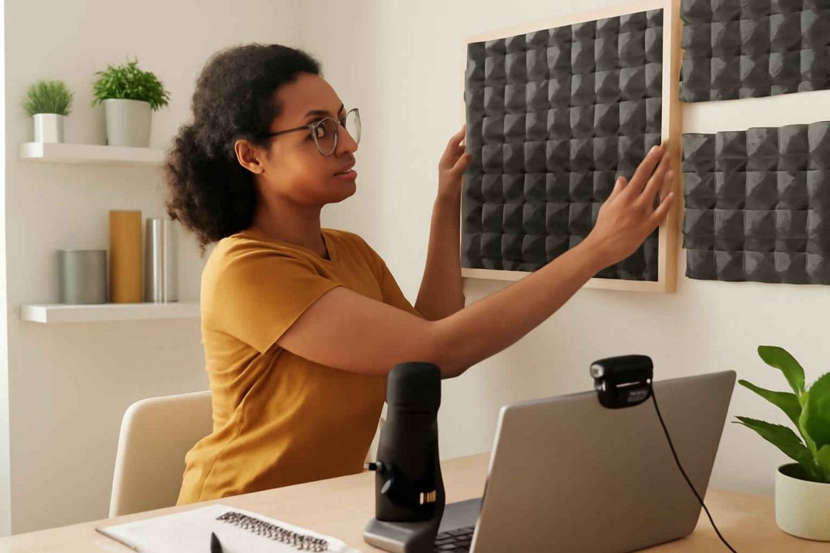 Como aprimorar o tratamento acústico para aulas online com soluções DIY