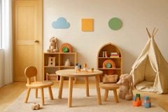 Quarto de criança decorado com etiquetas bilíngues em móveis e brinquedos